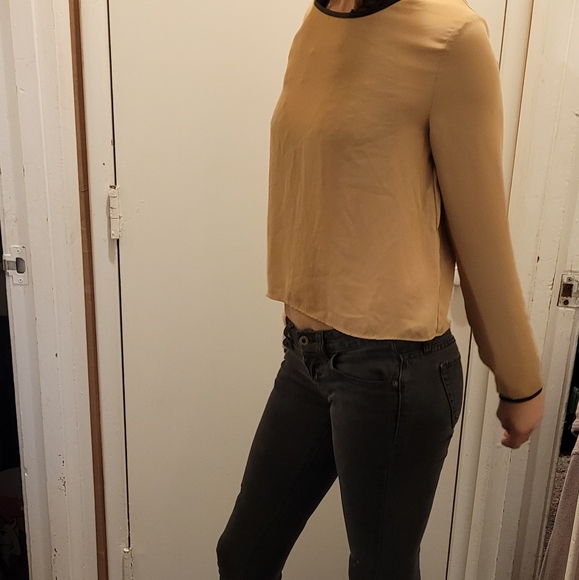 🌟🥂Forever 21 M Keyholes tan black trim long sleeve - Picture 3 of 15